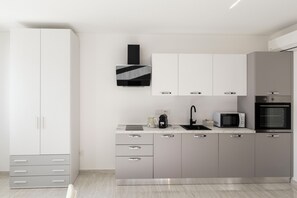 冰箱、微波炉、烤箱、炉灶