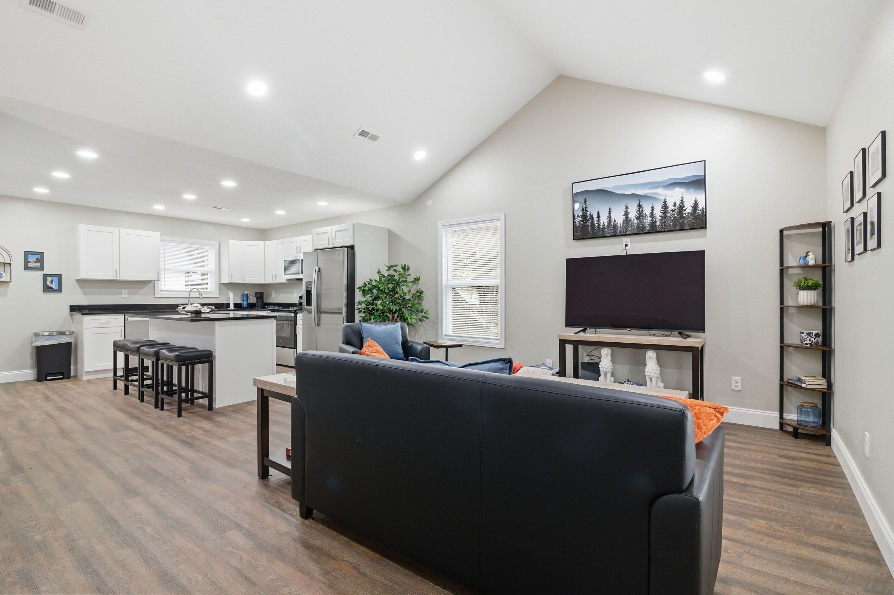 Signature House, 4 Bedrooms, Kitchen | Living room | 32-inch Smart TV with digital channels