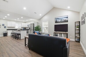 Nhà có thiết kế đặc trưng, 4 phòng ngủ, bếp | Phòng khách | Smart TV 32-inch có truyền hình kỹ thuật số 