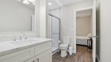 Signature House, 4 Bedrooms, Kitchen | Bathroom | Shower, free toiletries, hair dryer, towels