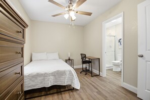 Nhà có thiết kế đặc trưng, 4 phòng ngủ, bếp | Trang trí khác biệt, trang bị nội thất với thiết kế riêng biệt, bàn 