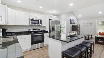 Signature House, 4 Bedrooms, Kitchen | Private kitchen | Fridge, microwave, oven, stovetop