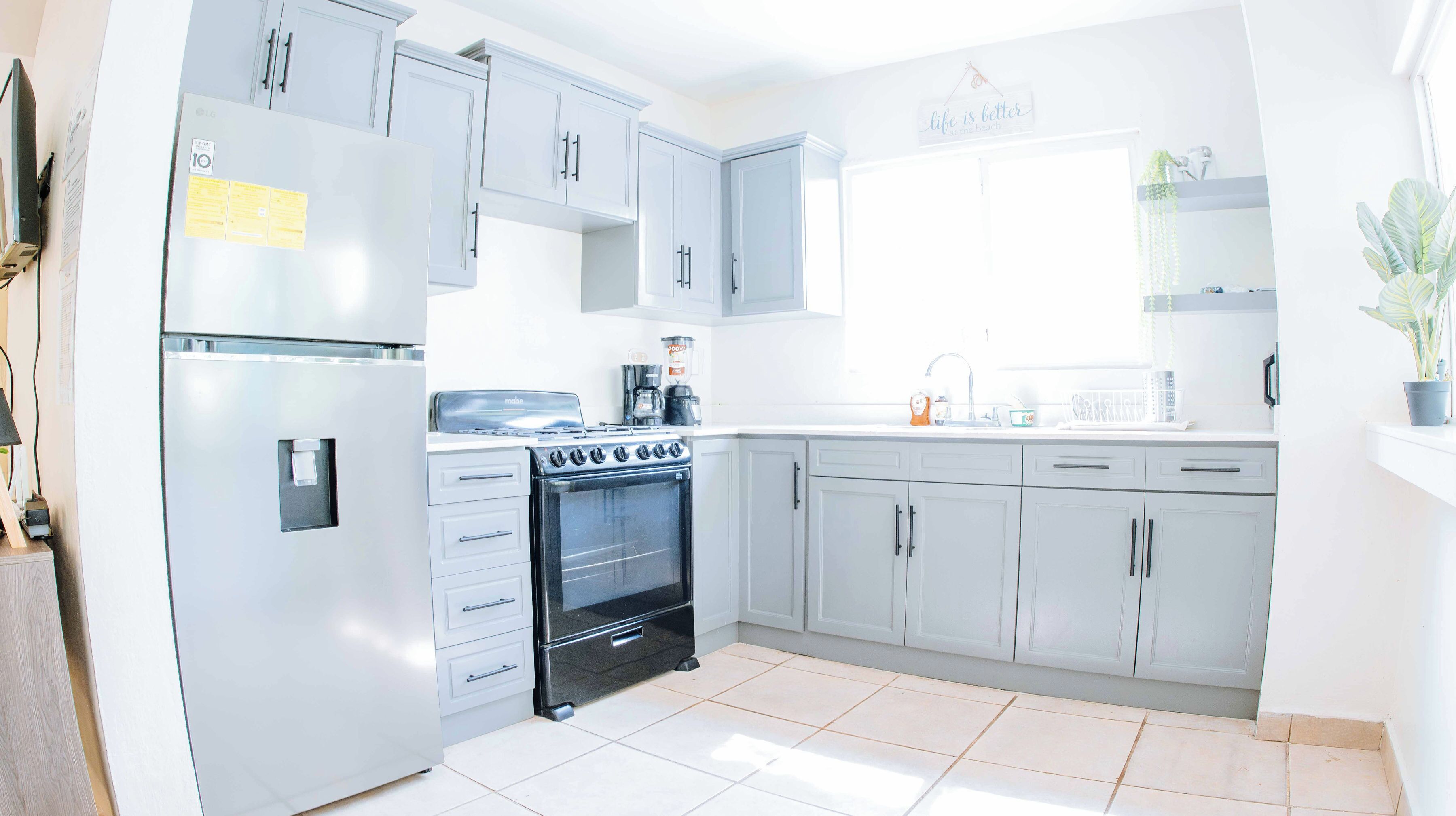 Refrigerador, microondas, horno y parrilla de estufa 