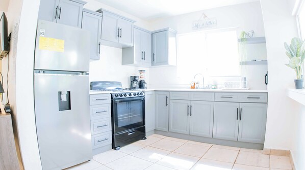 Frigorífic, microones, forn i placa de cuina