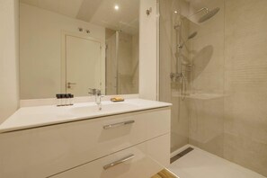 Shower, hair dryer, towels, shampoo - w* | Comfy 2BR w/ Great Terrace in Chueca (Madrid)