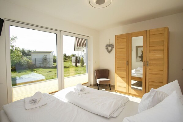 3 bedrooms, desk, WiFi