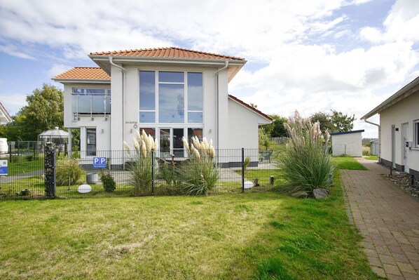 Unclassified image, 1 of 40, button