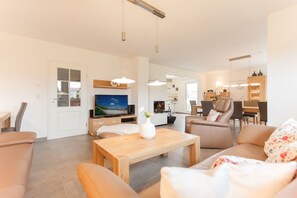 Fernseher, Kamin, Tischtennisplatte, Stereoanlage