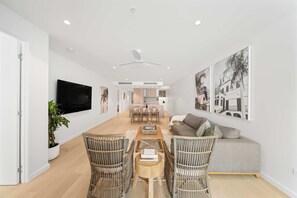 Televisión, libros, oficina