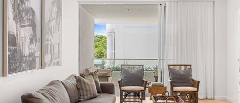 Televisión, libros y oficina