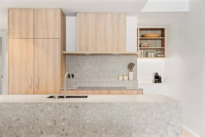 Refrigerador, microondas, horno, placa de cocina