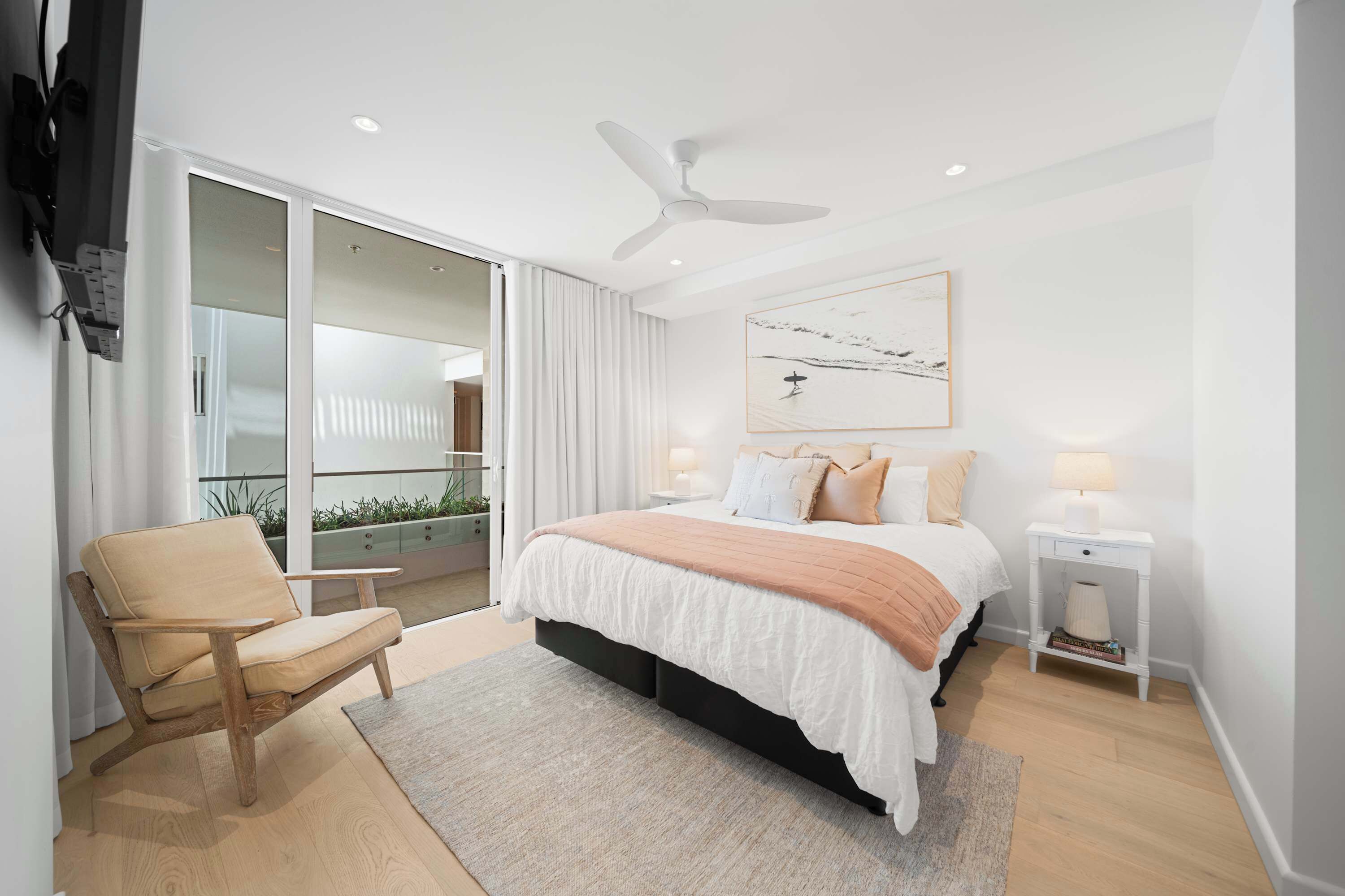 3 slaapkamers, een bureau, een strijkplank/strijkijzer, reisbedje