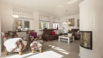 Fernseher, Tischtennisplatte, Stereoanlage