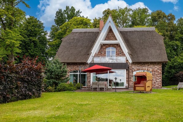 Unclassified image, 1 of 42, button