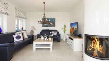 Fernseher, Tischtennisplatte, Stereoanlage