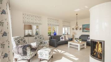 Fernseher, Tischtennisplatte, Stereoanlage