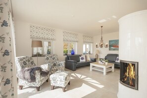 Fernseher, Tischtennisplatte, Stereoanlage