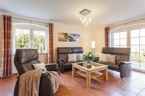 Fernseher, Kamin, DVD-Player, Tischtennisplatte