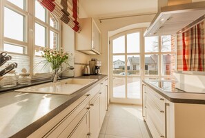 Jääkaappi, mikroaaltouuni, uuni, liesi