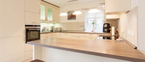 Geladeira, micro-ondas, fogão, cooktop