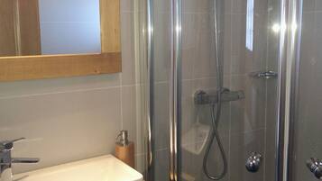 Dusche, Haartrockner, Handtücher, Toilettenpapier