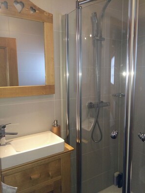 Dusche, Haartrockner, Handtücher, Toilettenpapier