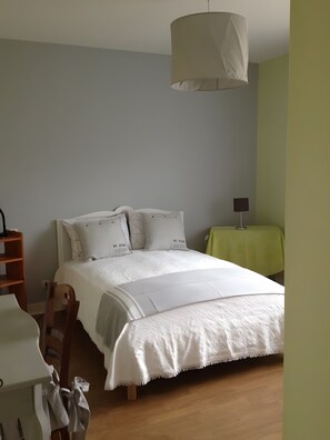 2 soverom og strykejern/-brett