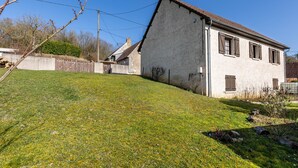 A single-story house with a sloped roof, a small front yard, and a wooden fence. - Pavilion in the Loir Valley (Saint-Rimay)