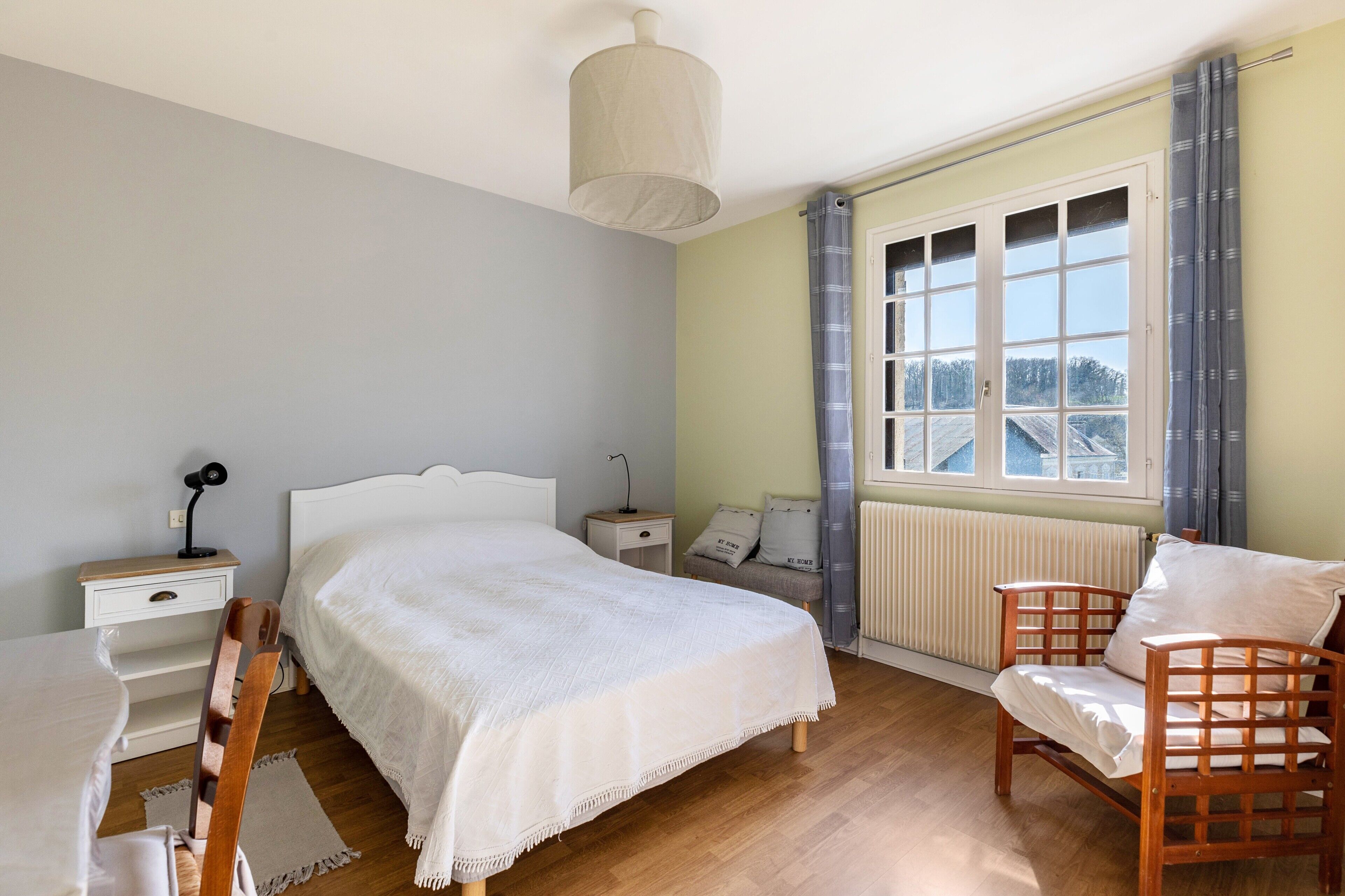 2 habitaciones y tabla de planchar con plancha 