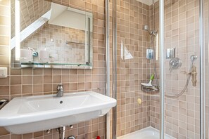Shower, towels - Zum Wäldchen - Two-room apartment in Hörnum on Sylt with balcony and direct (Hörnum (Sylt))