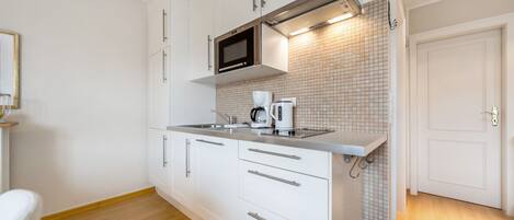 ثلاجة، ميكروويف، موقد طهي مسطح، ماكينة لصنع القهوة/الشاي