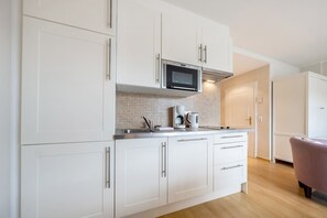 Kjøleskap, mikrobølgeovn, kokeplater og kaffetrakter/tekoker