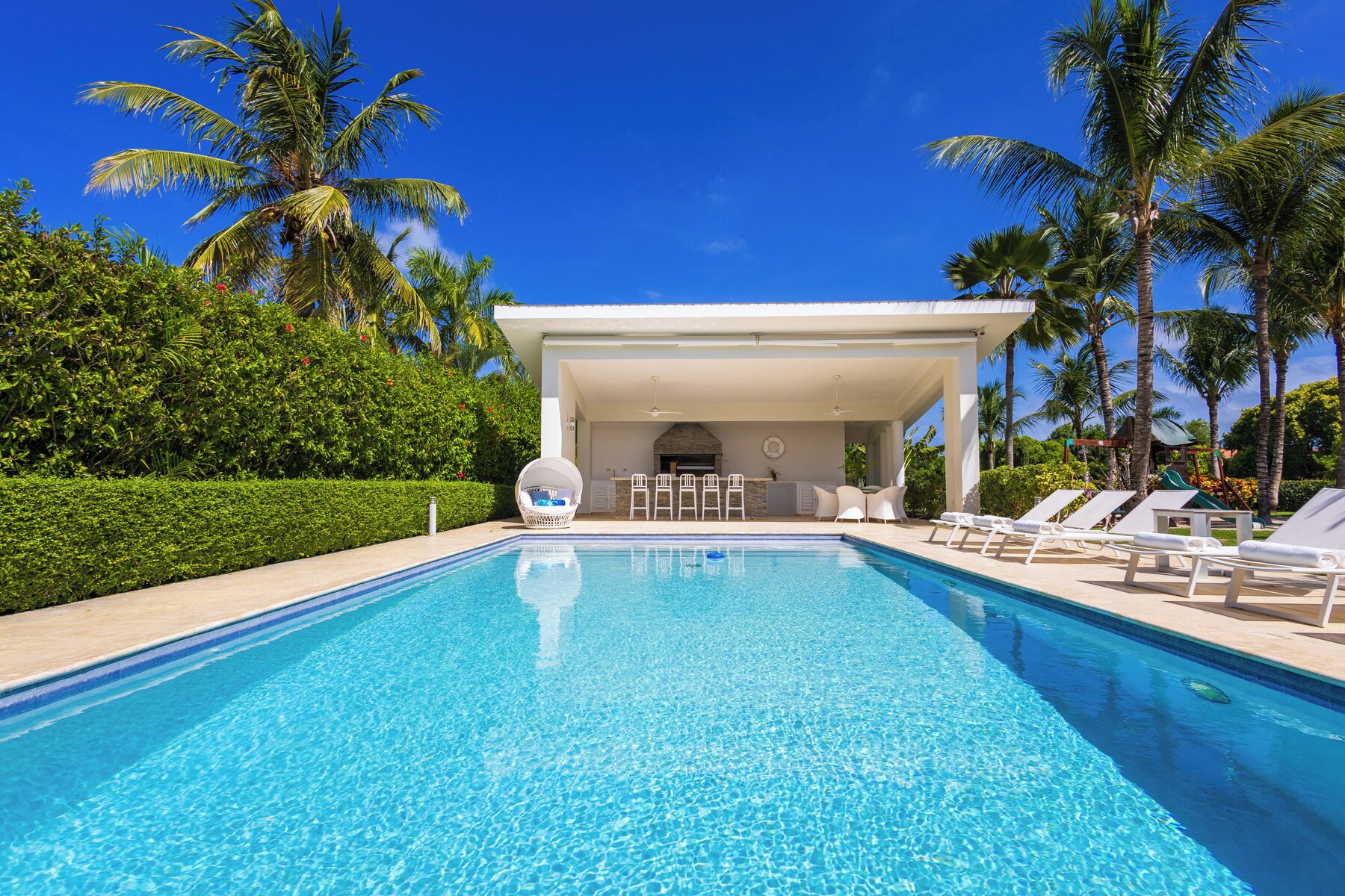 Outdoor pool, free cabanas, pool umbrellas