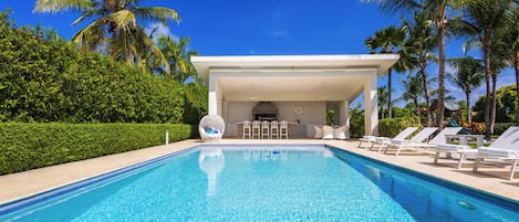 Alberca al aire libre y camas balinesas gratuitas