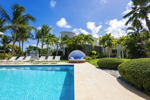 สระว่ายน้ำกลางแจ้ง, คาบาน่าฟรี, ร่มริมสระว่ายน้ำ