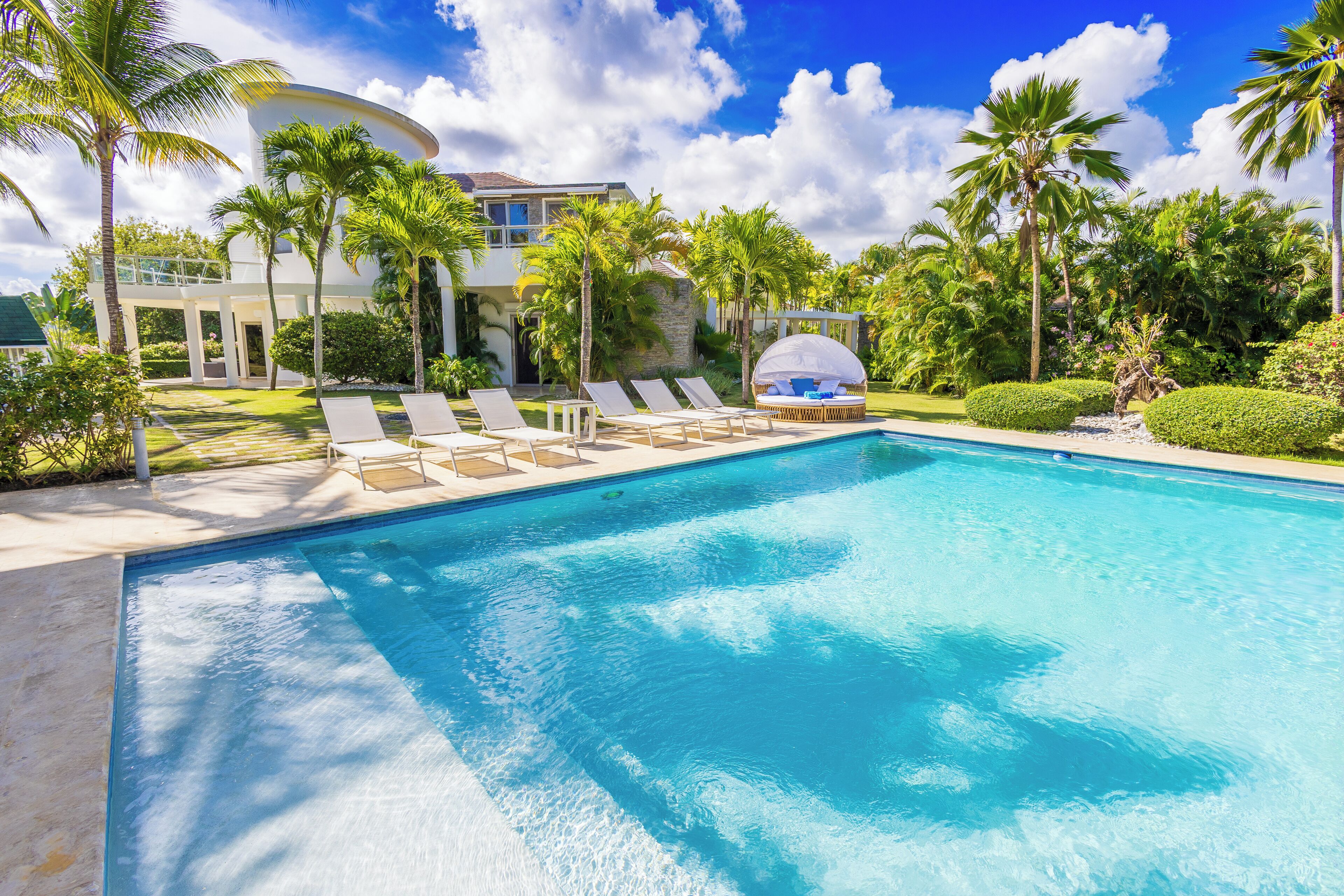 Outdoor pool, free cabanas, pool umbrellas