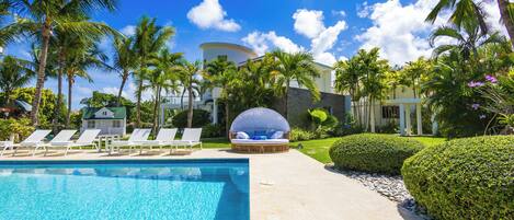 Outdoor pool, free cabanas, pool umbrellas