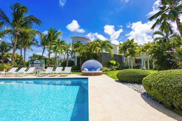 Outdoor pool, free cabanas, pool umbrellas - Villa Desiree - Family Villa in Cocotal (Punta Cana)