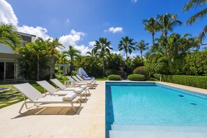 สระว่ายน้ำกลางแจ้ง, คาบาน่าฟรี, ร่มริมสระว่ายน้ำ