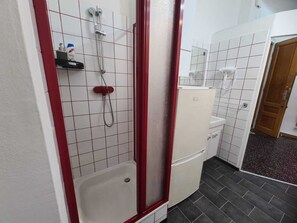 ベーシック アパートメント | バスルーム | シャワー、バスアメニティ (無料)、タオル、石鹸