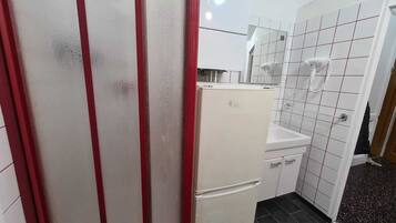 Eenvoudig appartement | Privékeuken | Een koelkast, een microgolfoven, een oven, een kookplaat