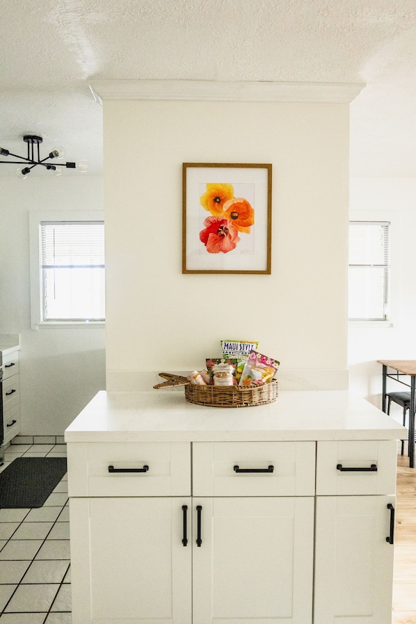 Interior - Ocean+Mountain+Pool View Upgraded Condo- Steps from the beach centrally located (Kapaʻa)