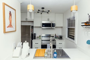 Private kitchen - Ocean+Mountain+Pool View Upgraded Condo- Steps from the beach centrally located (Kapaʻa)