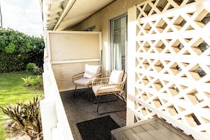 Terrace/patio - Ocean+Mountain+Pool View Upgraded Condo- Steps from the beach centrally located (Kapaʻa)