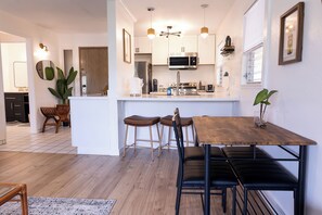 Dining - Ocean+Mountain+Pool View Upgraded Condo- Steps from the beach centrally located (Kapaʻa)