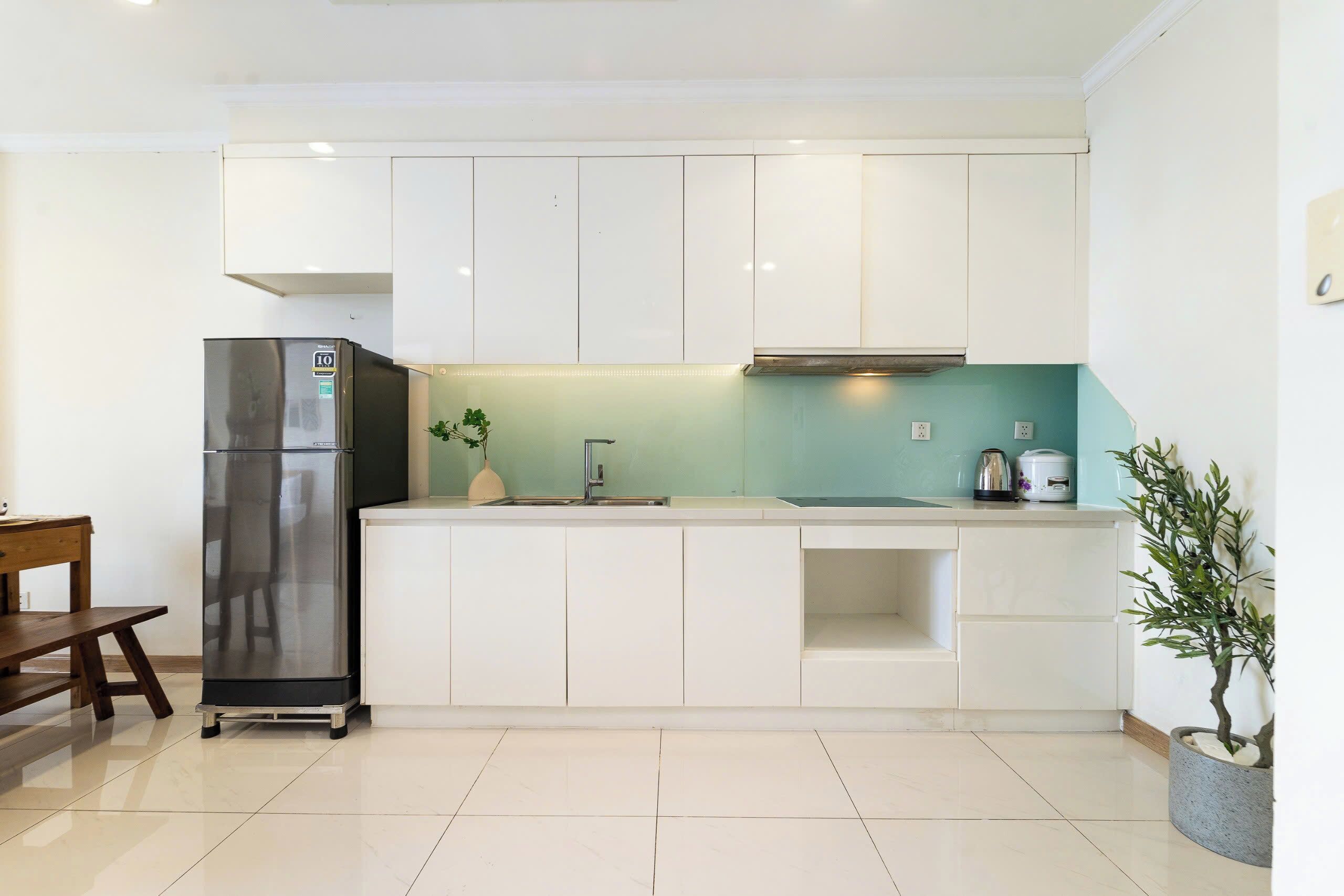 Full-sized fridge, microwave, oven, stovetop