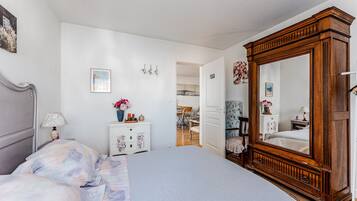 1 slaapkamer, een strijkplank/strijkijzer, beddengoed