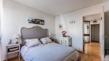 1 chambre, fer et planche à repasser, draps fournis