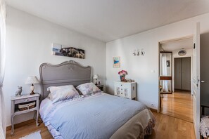 1 chambre, fer et planche à repasser, draps fournis