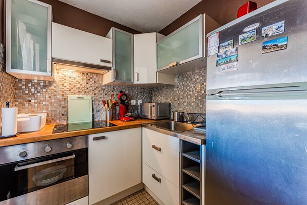 冷蔵庫、電子レンジ、オーブン、コンロ